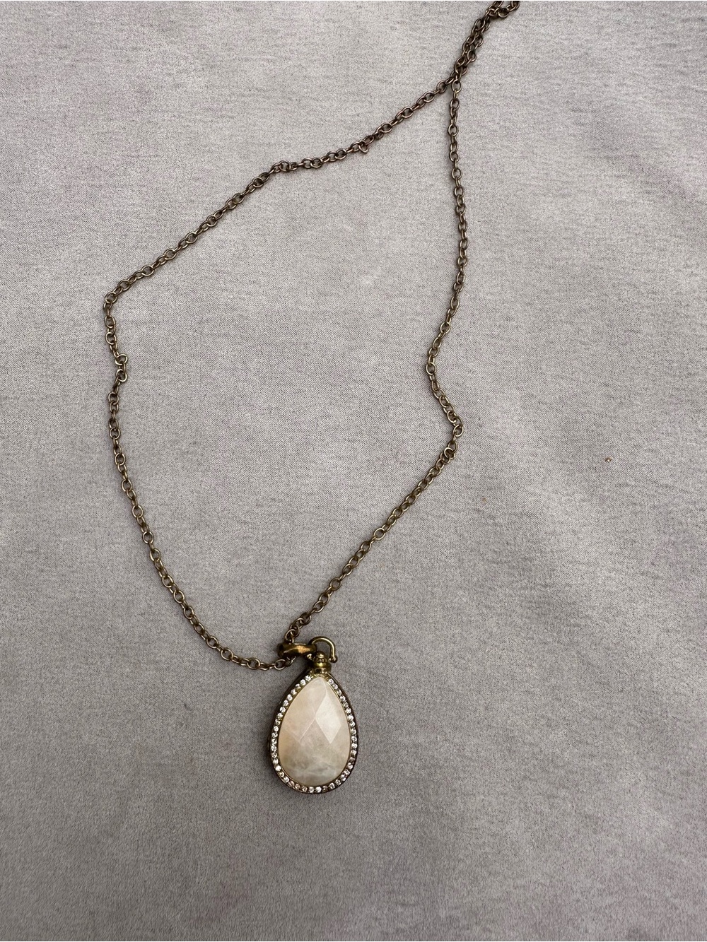 Teardrop Cream Pendant Necklace with Antique Gold Chain